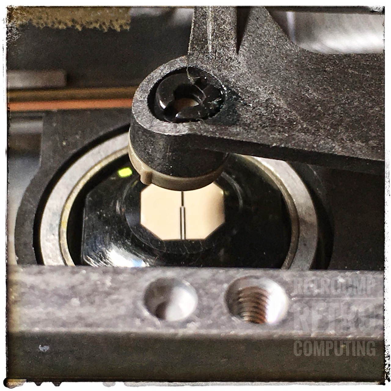 Button type read/write head with tunnel erase